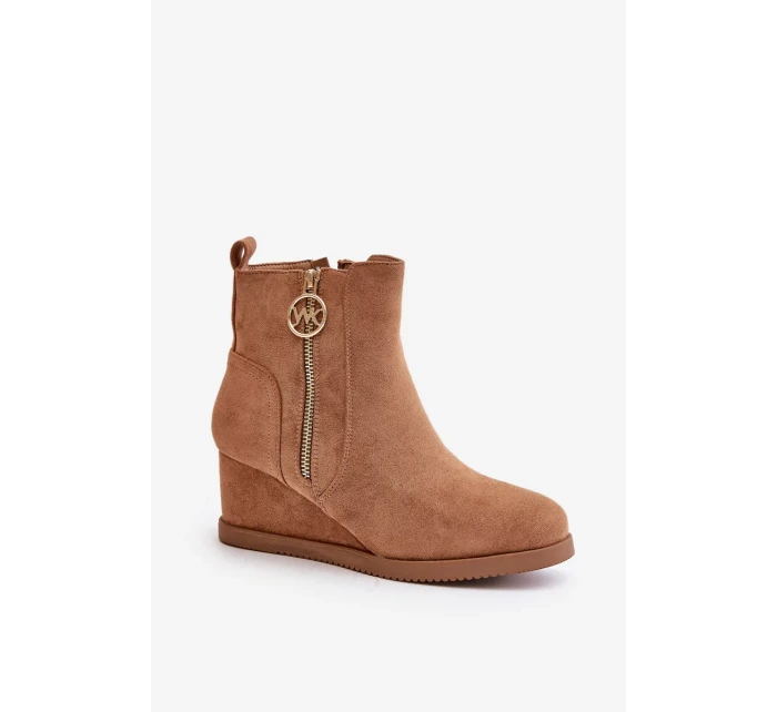 Zateplené Kotníkové Boty Na Klínku S Ozdobným Zipem Eko Semišové Camel Leretha Zateplené Kotníkové Boty Na Klínku S Ozdobným Zipem Eko Semišové Camel Leretha