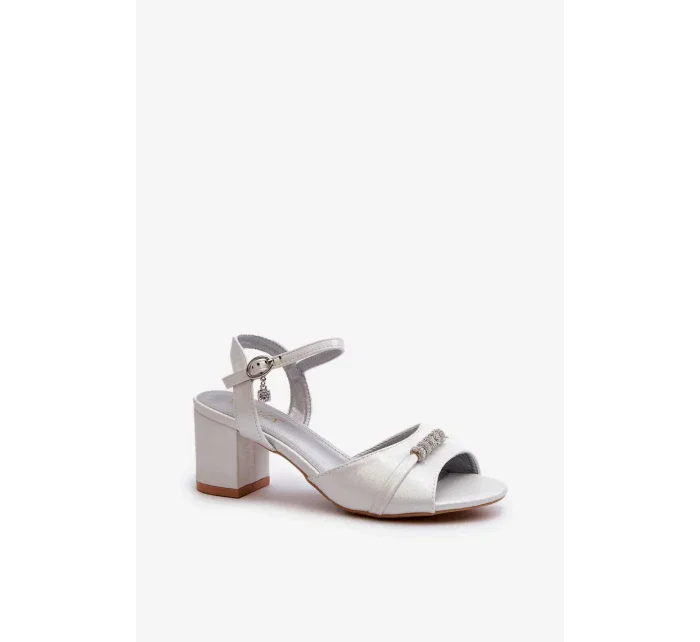 Dámské sandály z eko kůže na vysokém podpatku se stříbrnými ozdobami Narhi Dámské sandály z eko kůže na vysokém podpatku se stříbrnými ozdobami Narhi