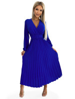 Plisované midi šaty s výstřihem, dlouhými rukávy a širokým páskem Numoco VIVIANA - chrpově modré
