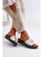 Zazoo 2920 Kožené Dámské Žabky Na Klinu S Zlatým Detailní Bílé Zazoo 2920 Zazoo 2920 Kožené Dámské Žabky Na Klinu S Zlatým Detailní Bílé Zazoo 2920