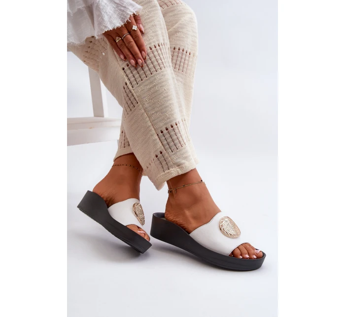 Zazoo 2920 Kožené Dámské Žabky Na Klinu S Zlatým Detailní Bílé Zazoo 2920 Zazoo 2920 Kožené Dámské Žabky Na Klinu S Zlatým Detailní Bílé Zazoo 2920