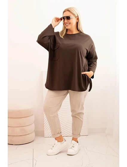 Dámská blůza Plus Size s bavlnou, kapsou a ohrnovacími rukávy hnědá Dámská blůza Plus Size s bavlnou, kapsou a ohrnovacími rukávy hnědá