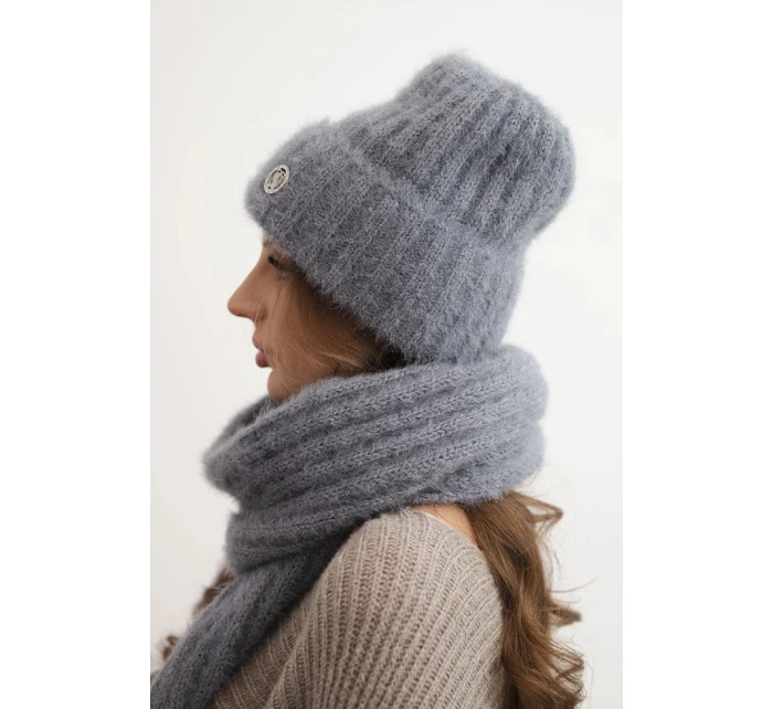 Dámská souprava čepice a dlouhý šátek z měkké příze tmavě šedý Dámská souprava čepice a dlouhý šátek z měkké příze tmavě šedý