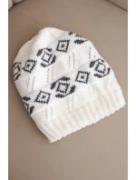 Dámská zimní čepice z vlny s geometrickým vzorem model 21867914 bílá + grafitová - K-Fashion Dámská zimní čepice z vlny s geometrickým vzorem model 21867914 bílá + grafitová - K-Fashion