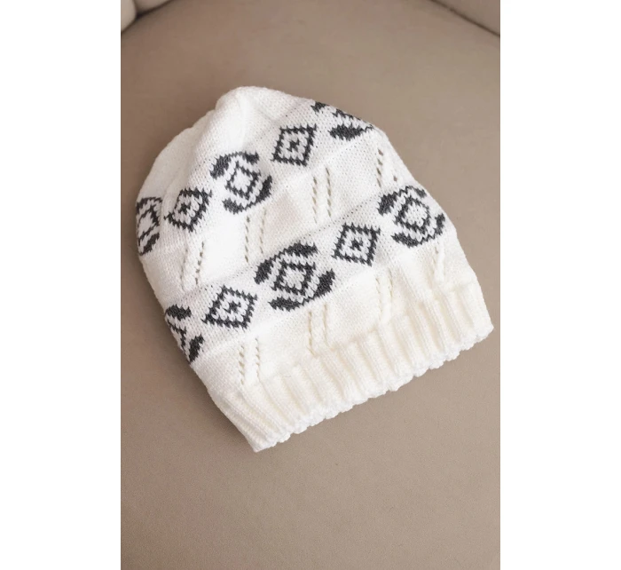 Dámská zimní čepice z vlny s geometrickým vzorem model 21867914 bílá + grafitová - K-Fashion Dámská zimní čepice z vlny s geometrickým vzorem model 21867914 bílá + grafitová - K-Fashion