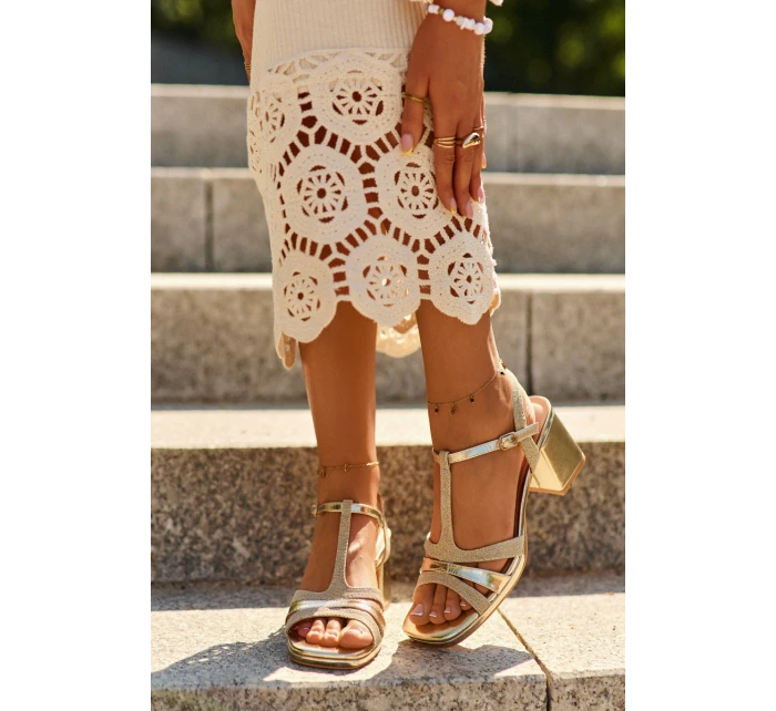 Dámské sandály na podpatku z ekokůže zlaté model 21661644 - EVENTO