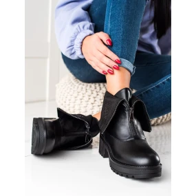 Pěkné dámské kotníčkové boty černé na plochém podpatku Pěkné dámské kotníčkové boty černé na plochém podpatku