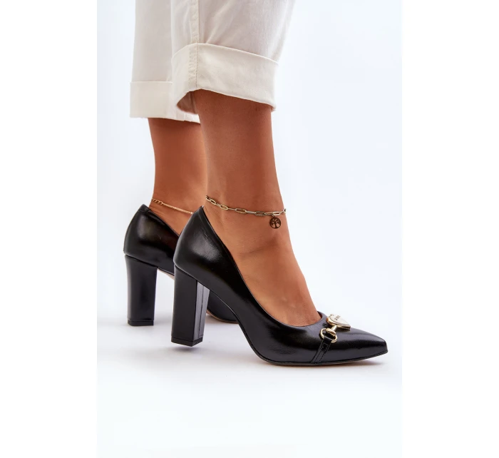 Černé kožené lodičky na podpatku se srdcem model 21652574 - Zazoo