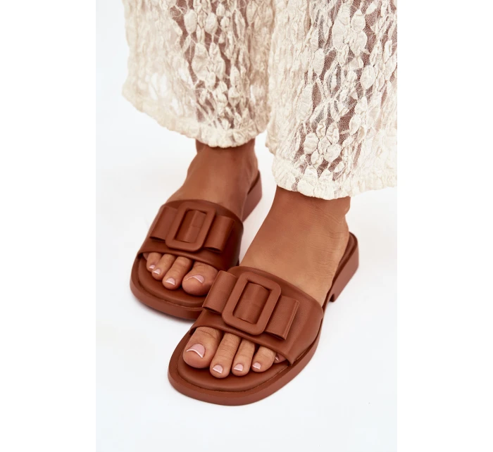 Dámské nazouváky na ploché podrážce s přezkou Camel model 21900536 - Boto Dámské nazouváky na ploché podrážce s přezkou Camel model 21900536 - Boto