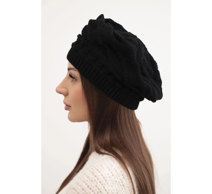 Dámská zimní pletená čepice volného střihu s ozdobným vzorem K378 černá Dámská zimní pletená čepice volného střihu s ozdobným vzorem K378 černá