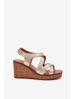 Dámské sandály na klínu model 21694686 zlaté - SERGIO LEONE