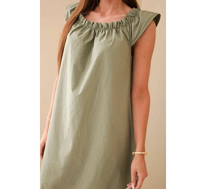 Dámské bavlněné šaty s model 22079481 výstřihem a volánem khaki - K-Fashion