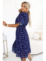 Smyslné bílé šaty s obálkovým výstřihem a ozdobným páskem tmavě modré model 21295804 - numoco basic