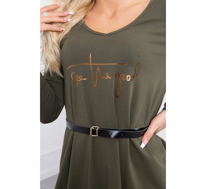 Šaty s ozdobným páskem a khaki nápisem