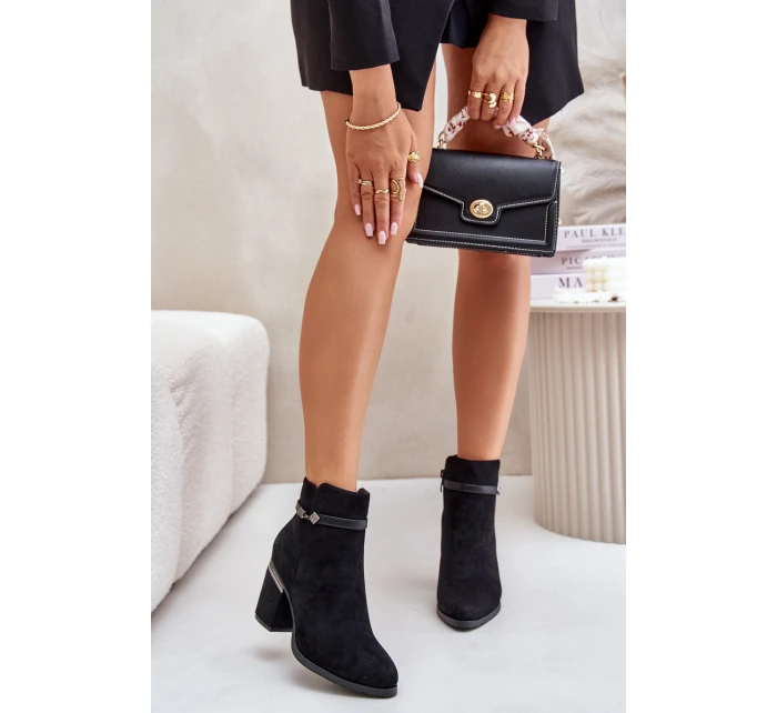 Zateplené dámské boty na podpatku s ozdobným páskem černé model 21675634 - VINCEZA