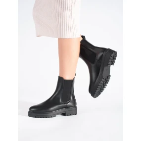 Pěkné dámské  kotníčkové boty černé na plochém podpatku