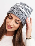 Dámská zimní čepice z vlny v hrubém pletení a pruhy K465 šedá + bílá