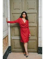 model 21470790 Šaty s výstřihem červené - STYLOVE