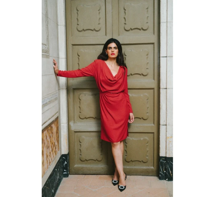 model 21470790 Šaty s výstřihem červené - STYLOVE