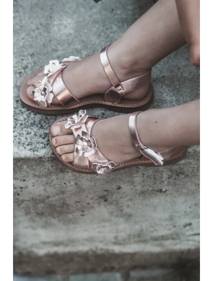 Dětské sandály zdobené květinami a zapínáním na suchý zip, růžová fagossa Dětské sandály zdobené květinami a zapínáním na suchý zip, růžová fagossa