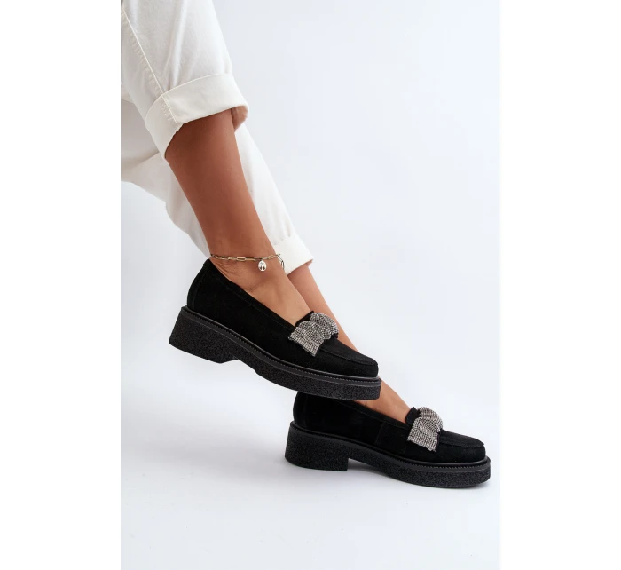 model 21652546 Dámské semišové mokasíny s ozdobným páskem Černé - Zazoo model 21652546 Dámské semišové mokasíny s ozdobným páskem Černé - Zazoo