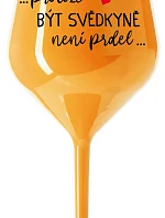 ...PROTOŽE BÝT SVĚDKYNĚ NENÍ PRDEL... - oranžová nerozbitná sklenice na víno 470 ml