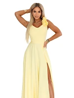 Elegantní večerní maxi šaty s rozparkem a růžemi  žluté model 22141510 - numoco