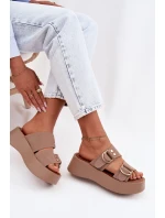 Dámské nazouváky s zlatými sponami tmavě béžové model 22038462 - Boto