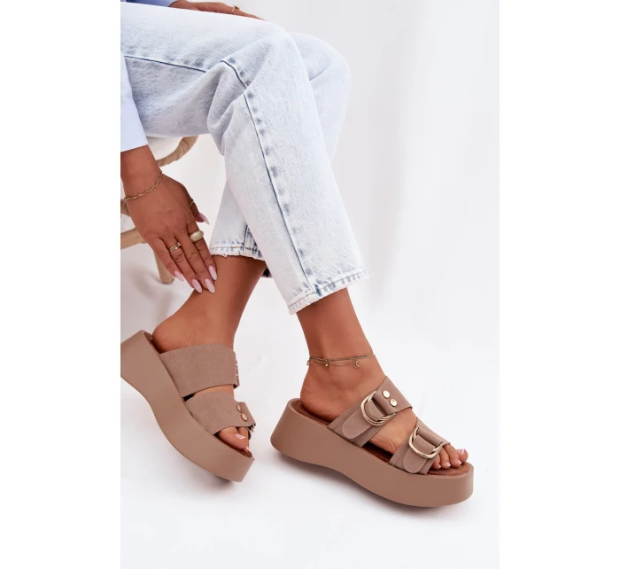 Dámské nazouváky s zlatými sponami tmavě béžové model 22038462 - Boto