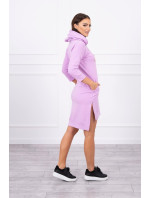 Šaty s delšími zády a barevným potiskem fialové barvy
