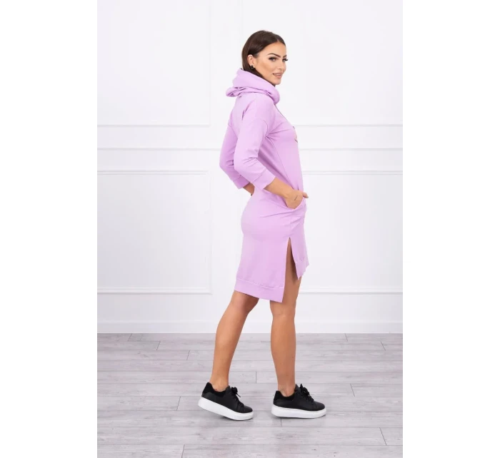 Šaty s delšími zády a barevným potiskem fialové barvy