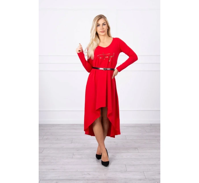 Šaty s ozdobným páskem a červeným nápisem Šaty s ozdobným páskem a červeným nápisem