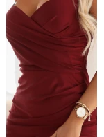 model 21900891 Přiléhavé dlouhé maxi šaty s obálkovým výstřihem a rozparkem vínové - numoco basic