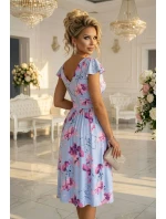 MATILDE midi šaty s obálkovým výstřihem a krátkými rukávy modré s růžovými květy model 22014770 - numoco MATILDE midi šaty s obálkovým výstřihem a krátkými rukávy modré s růžovými květy model 22014770 - numoco