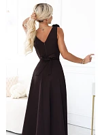 Elegantní večerní maxi šaty s rozparkem a růžemi – hnědé model 22358777 - numoco