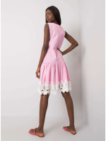 Světle růžové šaty s ozdobnou krajkou