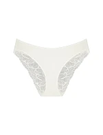 BODY MAKE-UP ILLUSION LACE – Tai kalhotky s krajkou a neviditelnou podporou Triumph BODY MAKE-UP ILLUSION LACE – Tai kalhotky s krajkou a neviditelnou podporou Triumph