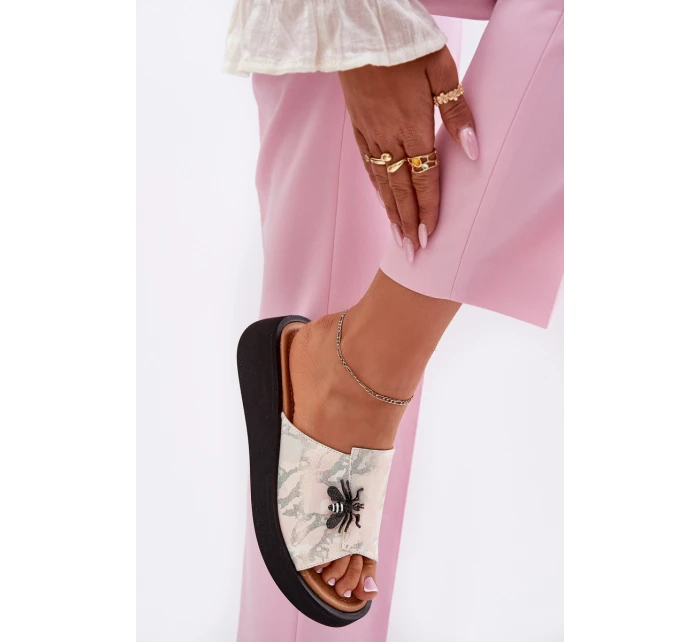 Dámské kožené pantofle s broží model 21695444 béžové - VINCEZA