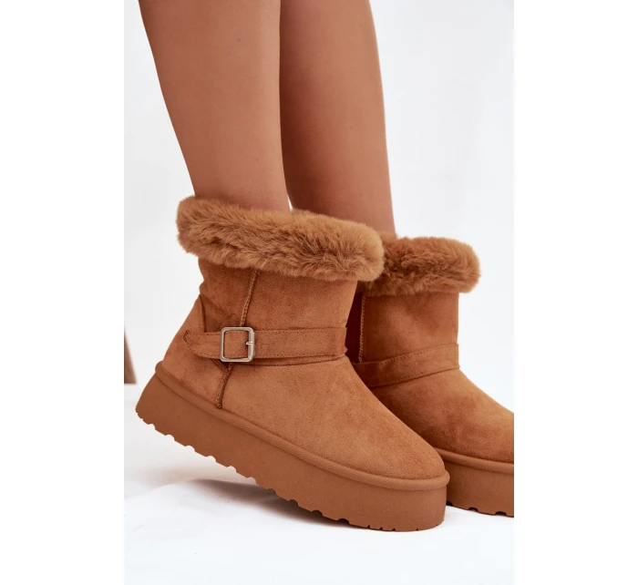 sněhule na platformě s přezkou a kožešinou Camel model 21821884 - Boto sněhule na platformě s přezkou a kožešinou Camel model 21821884 - Boto