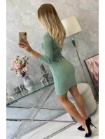 Přiléhavé šaty s výstřihem tmavě mátové