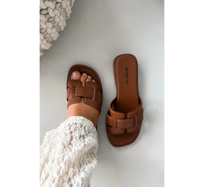 Dámské pantofle na plochém podpatku Camel model 21900529 - Boto Dámské pantofle na plochém podpatku Camel model 21900529 - Boto