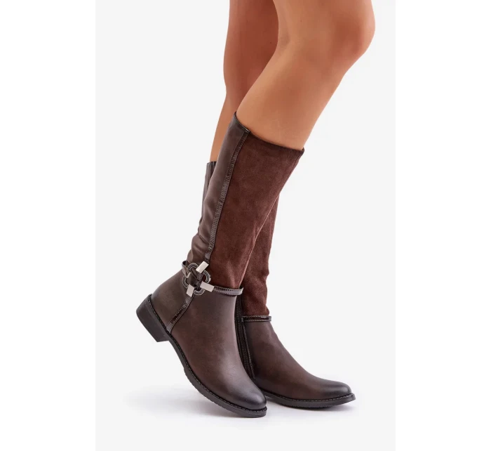 Zateplené Kozačky Na Plochém Podpatku S Přezkou Hnědé model 21881041 - Kesi