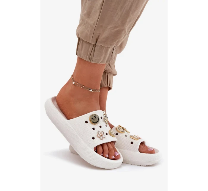 Dámské pěnové pantofle s ozdobnými připínkami Vinceza – bílé