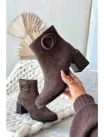 Dámské zateplené kotníkové botky z semiše na sloupku s ozdobným detailem – hnědé Artiker Dámské zateplené kotníkové botky z semiše na sloupku s ozdobným detailem – hnědé Artiker