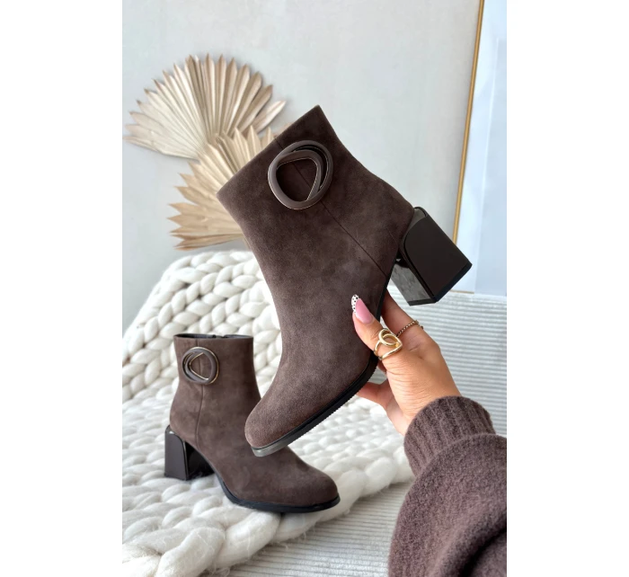 Dámské zateplené kotníkové botky z semiše na sloupku s ozdobným detailem – hnědé Artiker Dámské zateplené kotníkové botky z semiše na sloupku s ozdobným detailem – hnědé Artiker