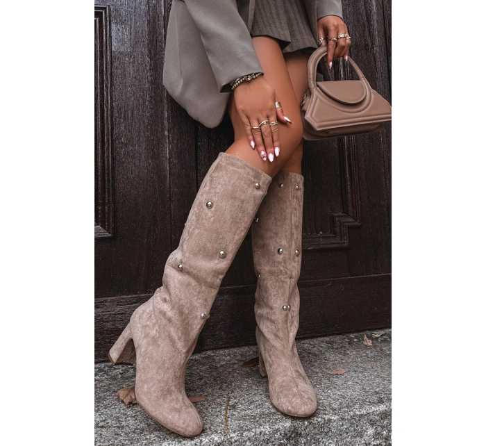 kozačky s podpatkem s ozdobnými detaily béžové model 21714811 - Boto