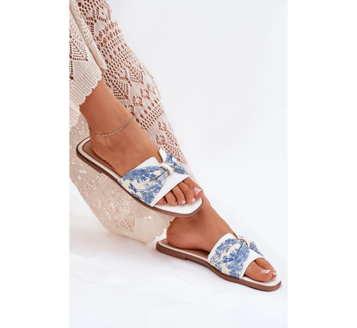 Dámské Pantofle Na Plochém Podpatku S Mašlí Bílé model 21702412 - Boto Dámské Pantofle Na Plochém Podpatku S Mašlí Bílé model 21702412 - Boto