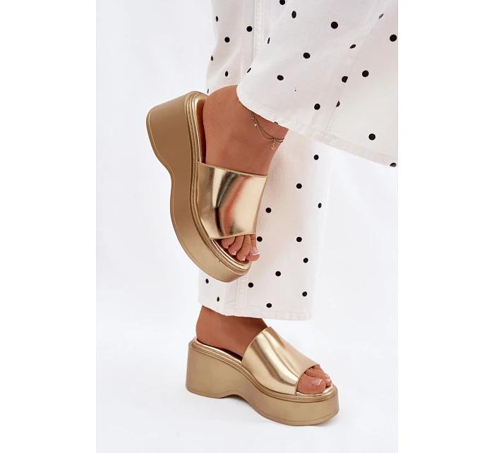 Dámské sandály na platformě zlaté model 22107212 - Boto
