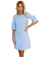 Trapézové šaty s vázáním na rukávech model 20947010 - numoco Trapézové šaty s vázáním na rukávech model 20947010 - numoco