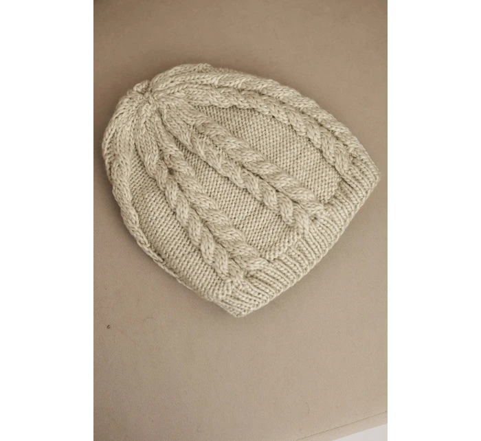 Dámská zimní čepice z vlny s copánkovým vzorem K452 tmavě béžová Dámská zimní čepice z vlny s copánkovým vzorem K452 tmavě béžová